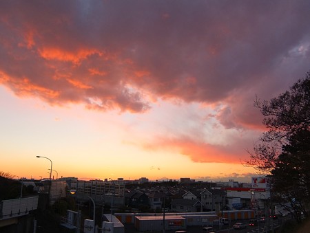 牙を剥く雲と富士 20141213-01