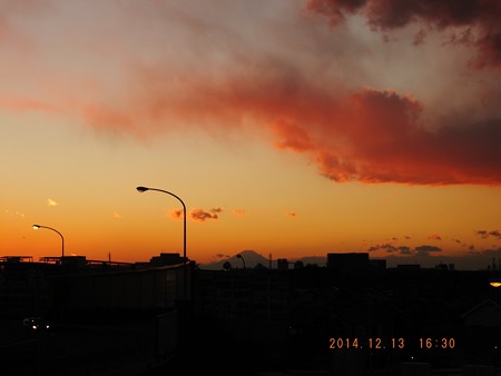 牙を剥く雲と富士 20141213-02