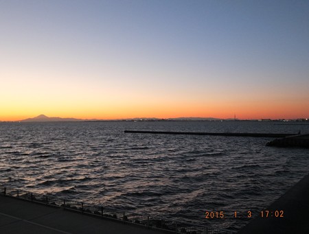 幕張の浜~20150103-08 富士山とスカイツリーのツーショット
