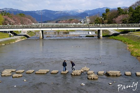 川を渡る人・・