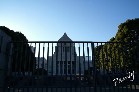 青空にそびえる国会議事堂・・