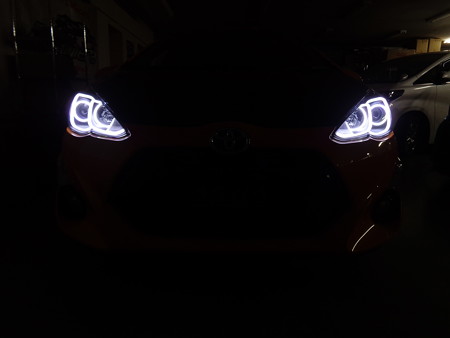 トヨタＡＱＵＡ　ヘッドライト加工　２色イカリング　ＮＥＷアウディ風ＬＥＤ　ホワイト