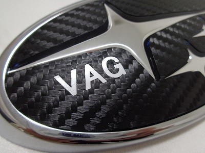 AQUAスバルエンブレムカーボンシート加工　タイプ１　VMGロゴ　ロゴカラーホワイト
