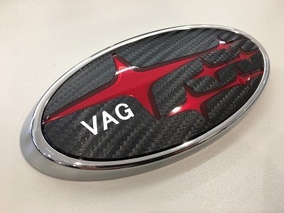 AQUAスバルエンブレムカーボンシート＆フィルム加工　クリアレッド　VAGロゴ　ロゴカラーホワイト