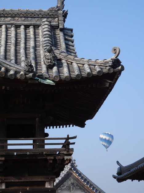 お寺と気球