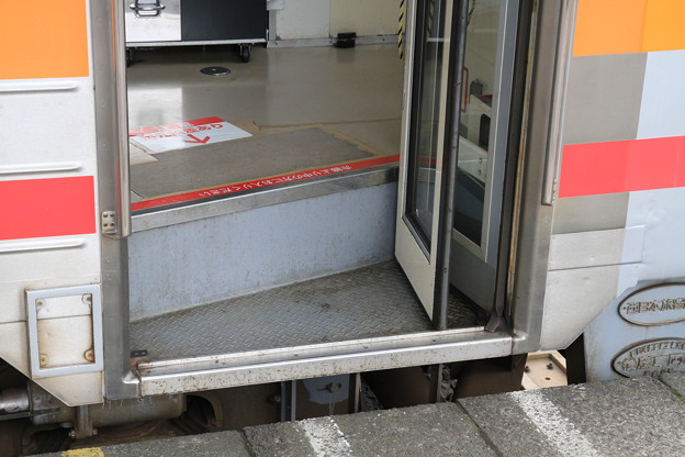 Photos: 100318-17内開きでかつ段差のある電車のドア