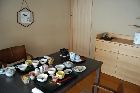 専用ドアを出入りし、客室ダイニングに仲居さんが配膳する