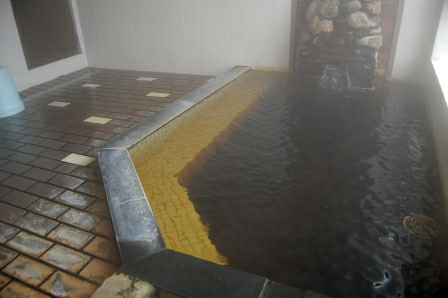 小ぶりな湯船