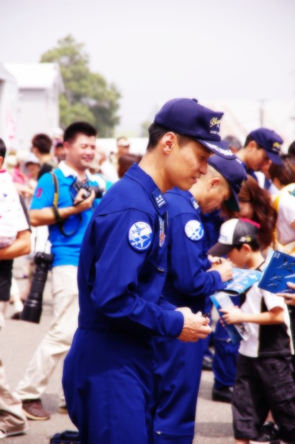 千歳基地航空祭 ブルーインパルスフライトリーダーの日高さん サイン会の模様 写真共有サイト フォト蔵