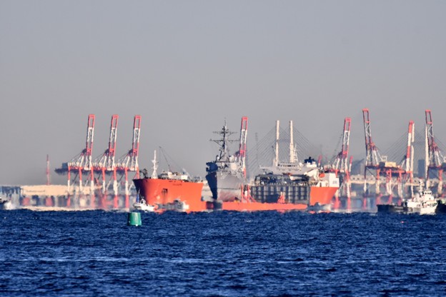 撮って出し。。衝突事故から修理へ米海軍駆逐艦マケイン 出航待ち 12月9日
