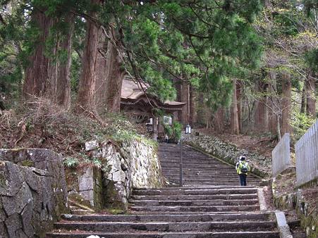 c-110506-124934 神社へ至る階段