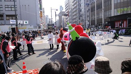 テレビの前に並ぶムックや台東君などキャラたち 雷門前 2011.2.27 東京マラソン