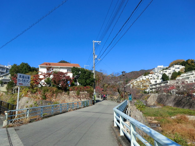 豪邸を眺めつつ登山口の高座の滝へ