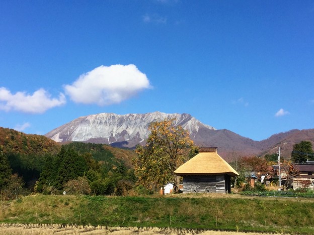 御机の茅葺小屋