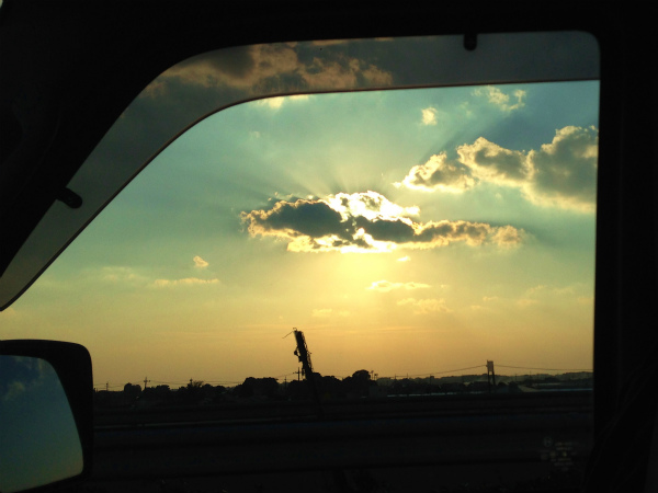 雲の後ろからさす夕日の光が綺麗