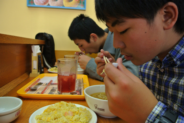 母親はドーナッツ、息子達はラーメンと餃子のお昼ご飯