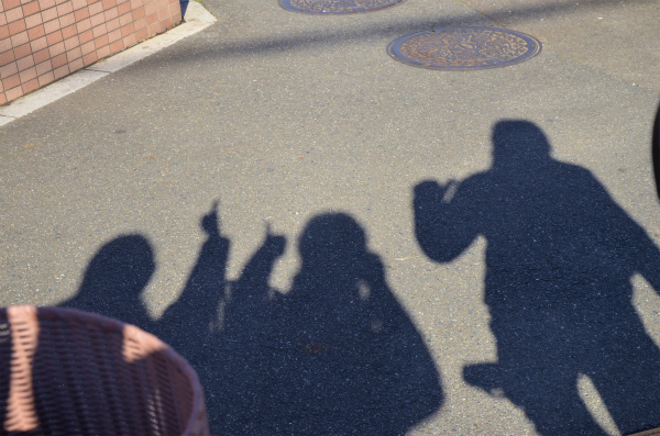 三人でサムアップして素敵な一年の始まりを祝います 三人でサムアップして素敵な一年の始まりを祝います