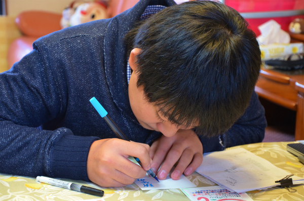 筆ペンで年賀状を書く次男 筆ペンで年賀状を書く次男