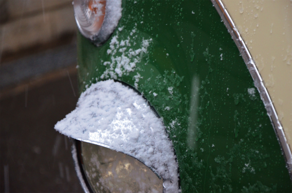 元日の大阪に雪が降り積もる 元日の大阪に雪が降り積もる