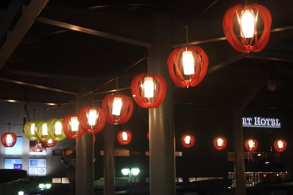 弘前駅前のりんごをかたどった提灯（？）がカワイイ