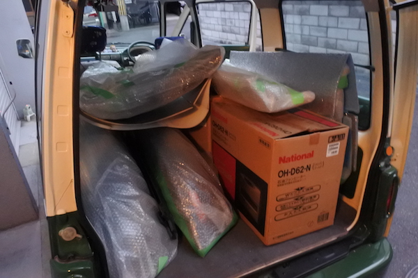 屋根裏から他の部品も降ろしてミニバスの荷台へ