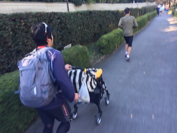 乳母車を押しながら走るランナーさん