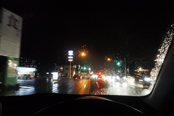 雨の中、郊外へ向かって進む