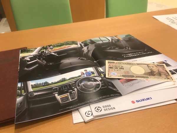 手付金１万円を払って家内の次の車が決定