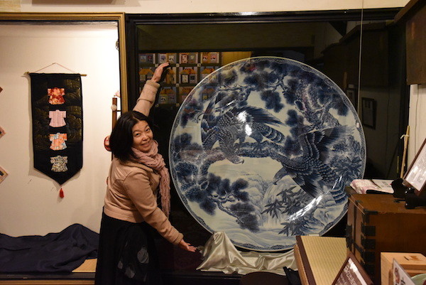 大きな絵皿！　他にも江戸時代からの品がたくさん展示してあります。