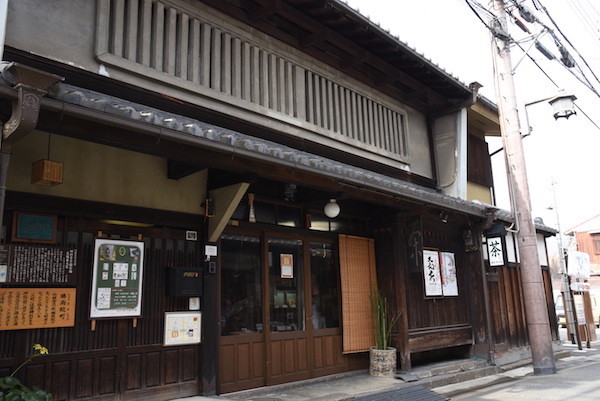 良い香りに誘われてお茶屋さんへ
