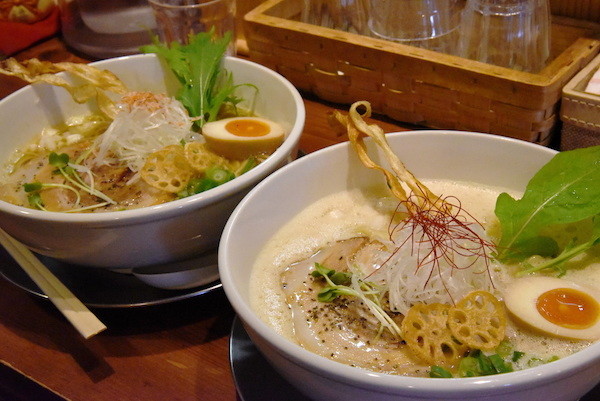 お店はシンプル＆清潔でおしゃれな雰囲気。 さらにラーメンの盛り付けも綺麗で、家内のお気に入り。