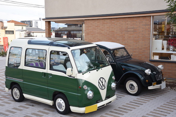 眼鏡屋さんの2CVと並べたミニバスの写真