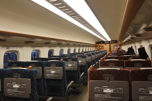 みずほの車内はガラガラ。JR九州は東京ー新大阪間が羨ましいでしょうね。