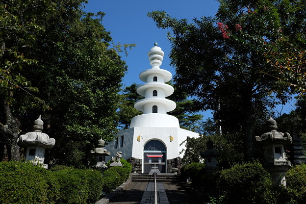 小室山公園の慰霊塔
