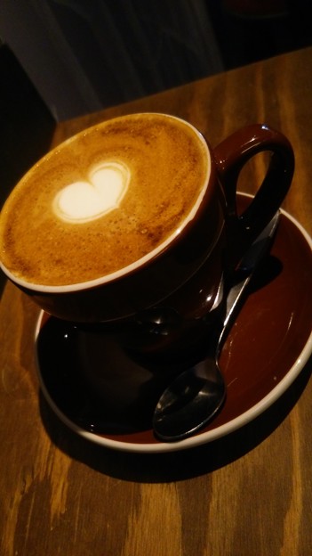 仕事終わりに原宿にあるコーヒーショップ、ザ・ロースタリーでモーニングコーヒー。カフェラテ頼んだけど、めっちゃうまうま(*´∀｀)