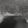 元日の雪降る湯檜曽川