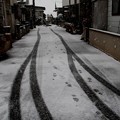 積もり出した路地の雪