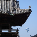 お寺と気球