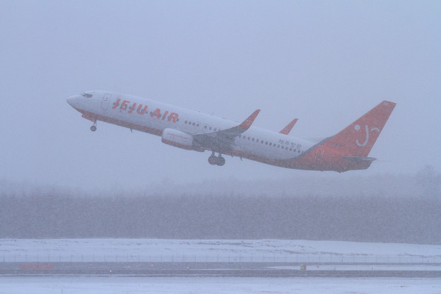 B737 Jeju 降雪の中takeoff